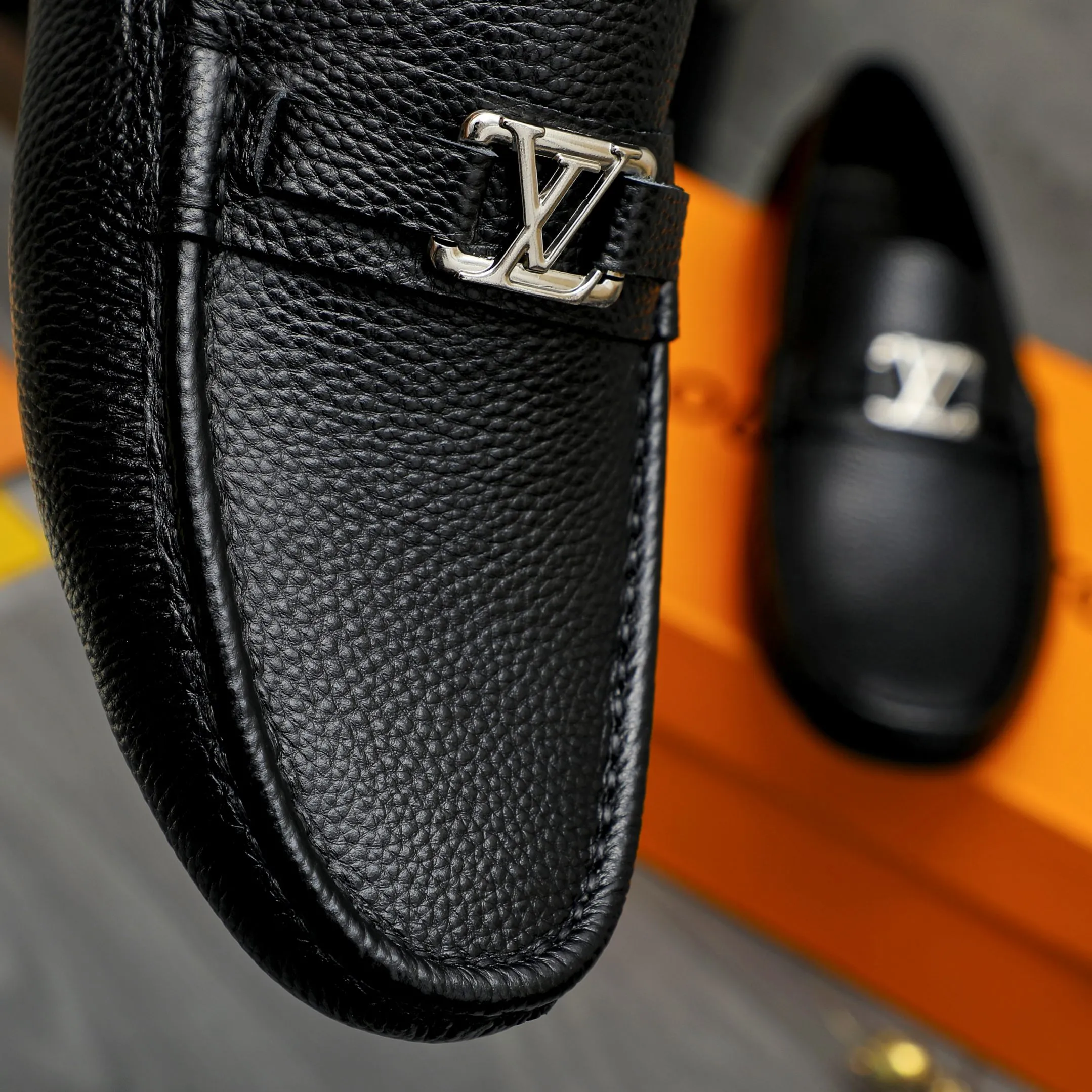 Men's shoes 💰p420 Product trademark: LV (Louis Vuitton) casual slip-on men's shoes Regular size: 38-44 Product materials: Selected pebbled cowhide upper, sheepskin lining, original rubber outsole